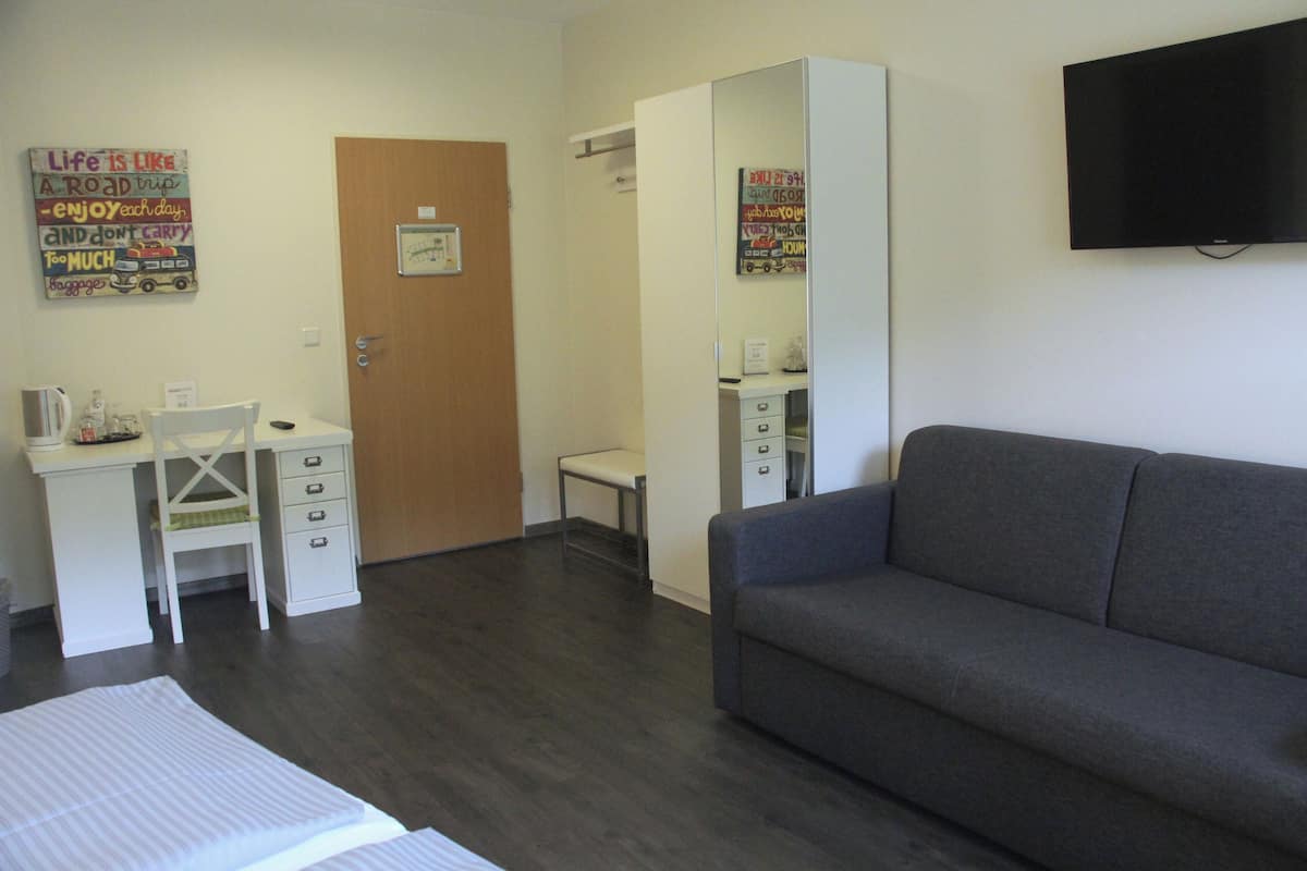 1 bedroom, desk, free wifi