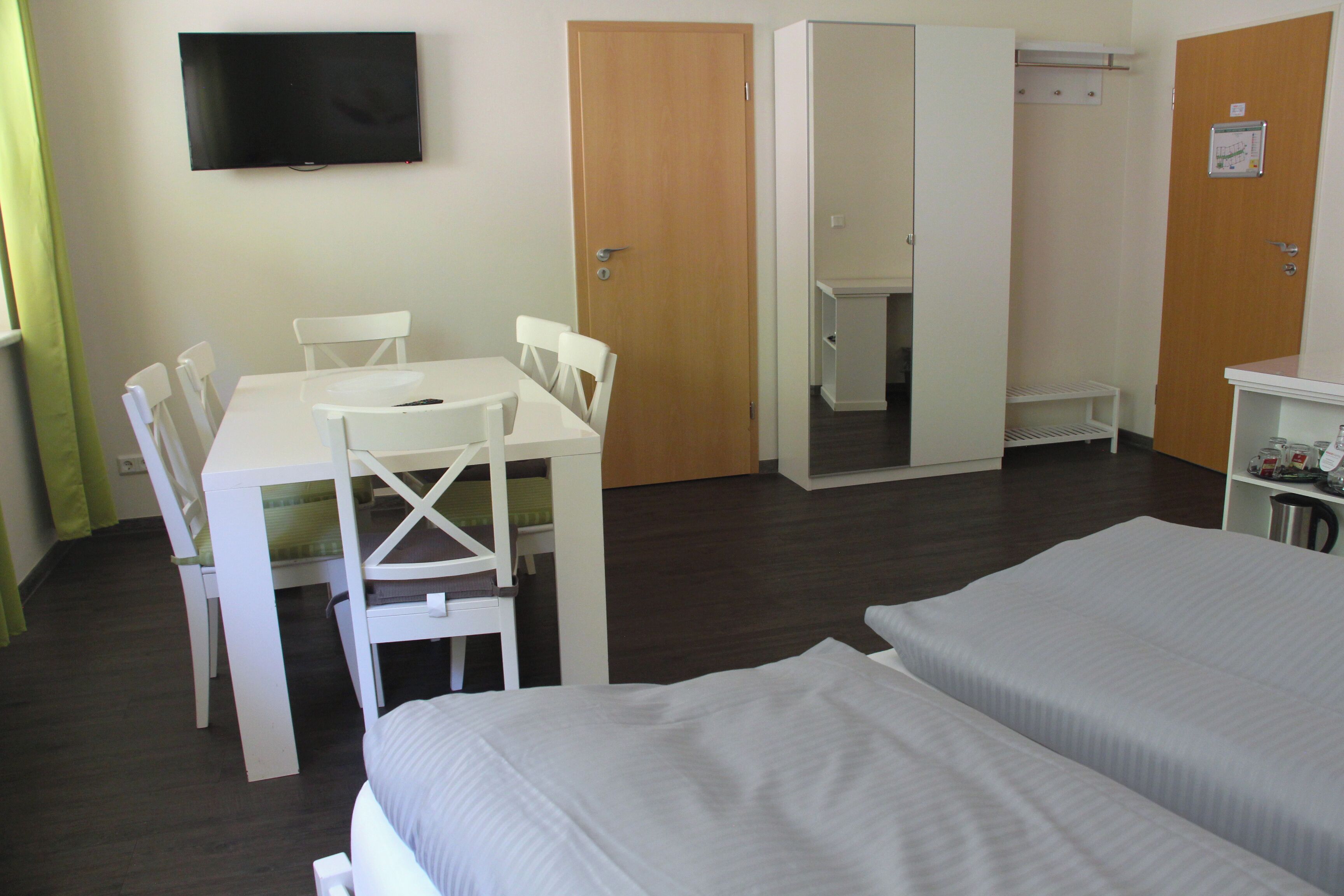 Une chambre d’hôtel avec un lit, un bureau et une chaise.