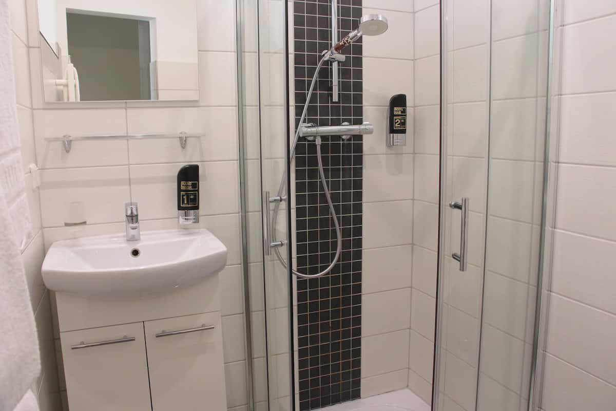 room | bathroom | shower, hair dryer, towels