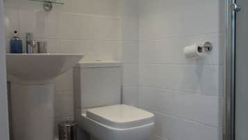 Superior Double Room | Bathroom | Shower, hair dryer, towels