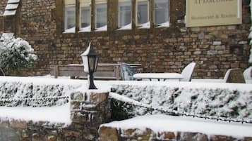 Un edificio de piedra con un cartel que dice 'The Belfry at Yarcombe Restaurant & Rooms'.