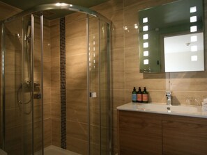 Double or Twin Room, Ensuite (The Shelley Room) | Bathroom | Shower, free toiletries, hair dryer, bathrobes - The Belfry at Yarcombe (Honiton)