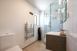 One Bedroom Apartment with Ocean View | Bathroom | Shower, free toiletries, hair dryer, towels