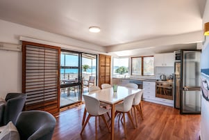 Standard-Apartment, 2 Schlafzimmer, Meerblick | Wohnbereich | 30-Zoll-Flachbildfernseher mit Satellitenempfang, Fernseher
