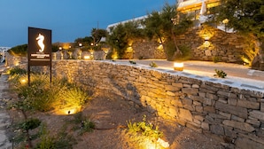 Un muro de piedra con un letrero del Hotel Hippocampus.