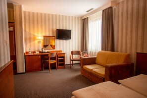Quarto casal luxo | Área de estar | TV LCD 26 polegadas com canais a cabo, TV