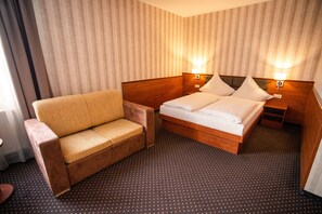 Escritorio, tabla de planchar con plancha y camas plegables/adicionales 