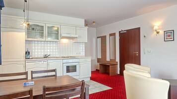 Standard-Apartment, Turm | Essbereich im Zimmer