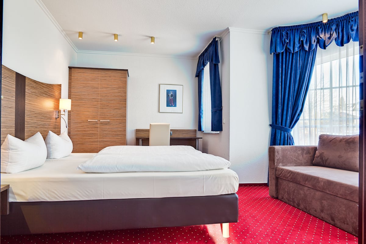 Standaard appartement, in toren | Een minibar, een kluis op de kamer, een bureau, geluiddichte muren