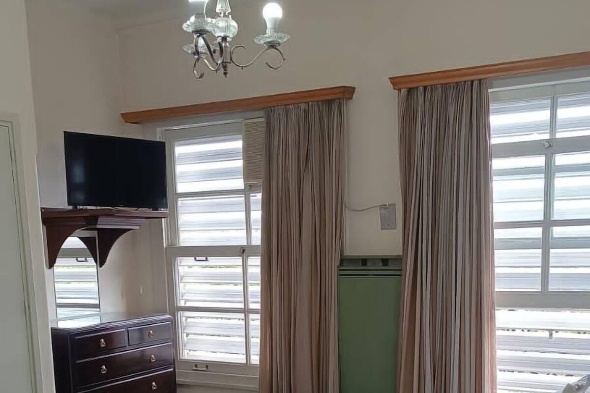 أغطية فراش متميزة وأسرّة تيمبور بديك وخزنة داخل الغرفة ومكتب