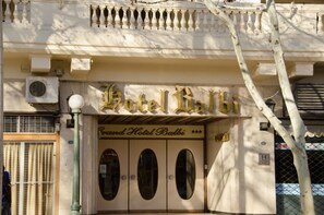 L’extérieur de l’hôtel Balbi se caractérise par sa façade classique, ses grandes fenêtres et son balcon.