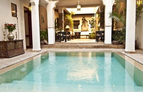 Seasonal outdoor pool, open 10 AM to 11 PM, pool loungers - Riad Aladdin (Marrakech)