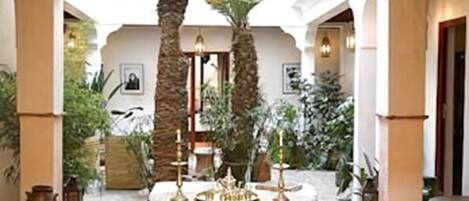 Piscina externa sazonal, funciona das 10h às 23h, espreguiçadeiras