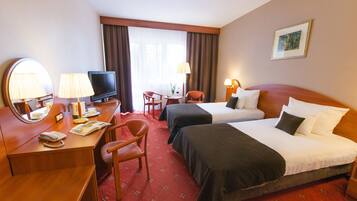 Habitación doble | Minibar, caja fuerte, escritorio y cunas gratuitas