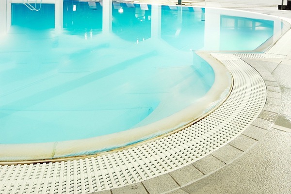 Indoor pool, sun loungers