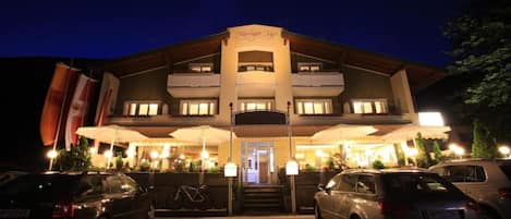 Voorkant accommodatie - avond/nacht