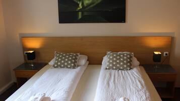 Escritorio, cortinas blackout y ropa de cama