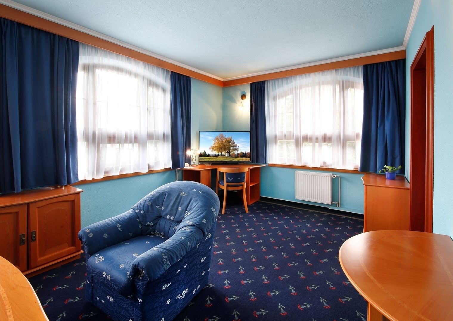 suite | premium bedding, minibar, in-room safe, desk