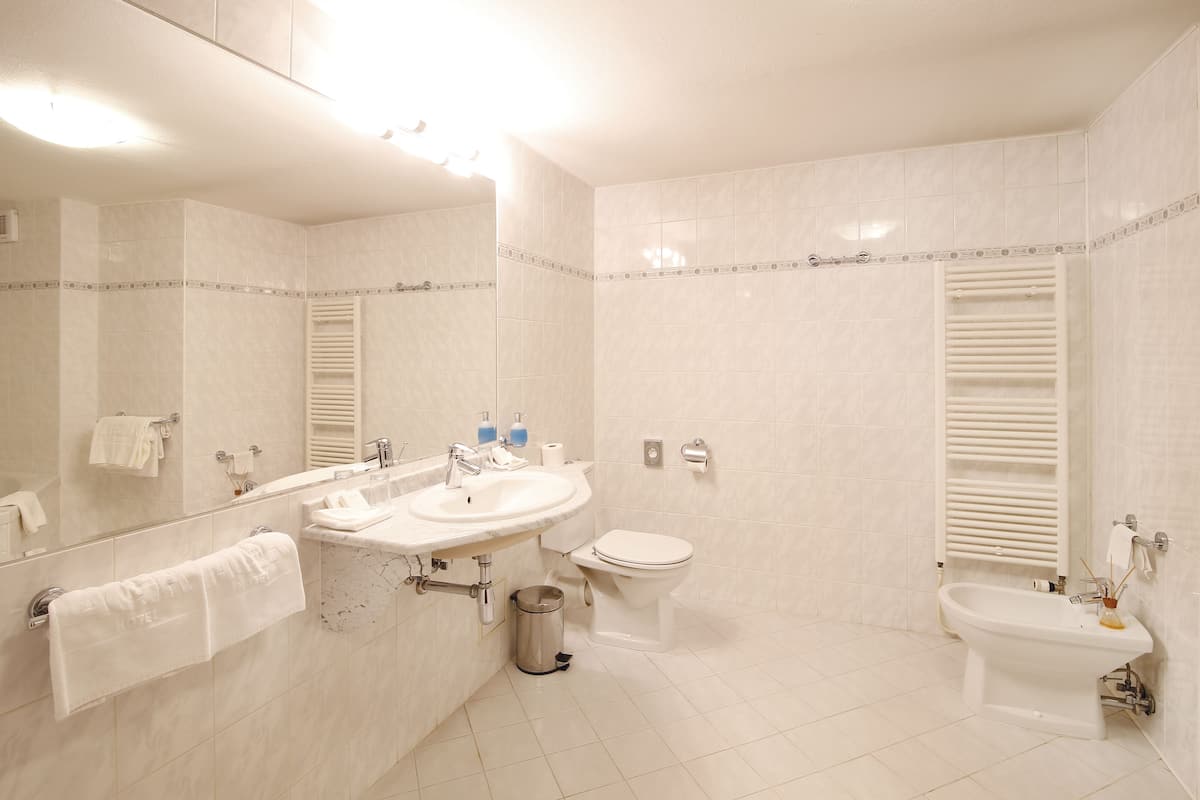 comfort double room | bathroom | free toiletries, hair dryer, towels