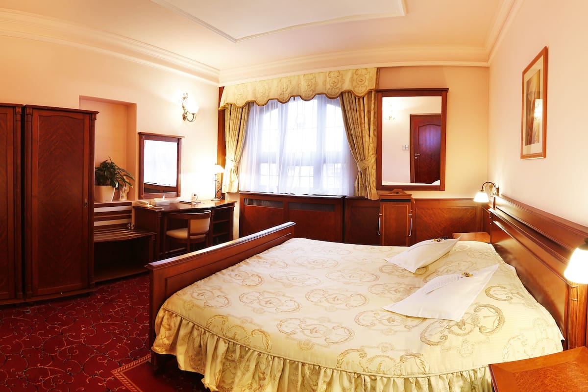 royal suite | premium bedding, minibar, in-room safe, desk