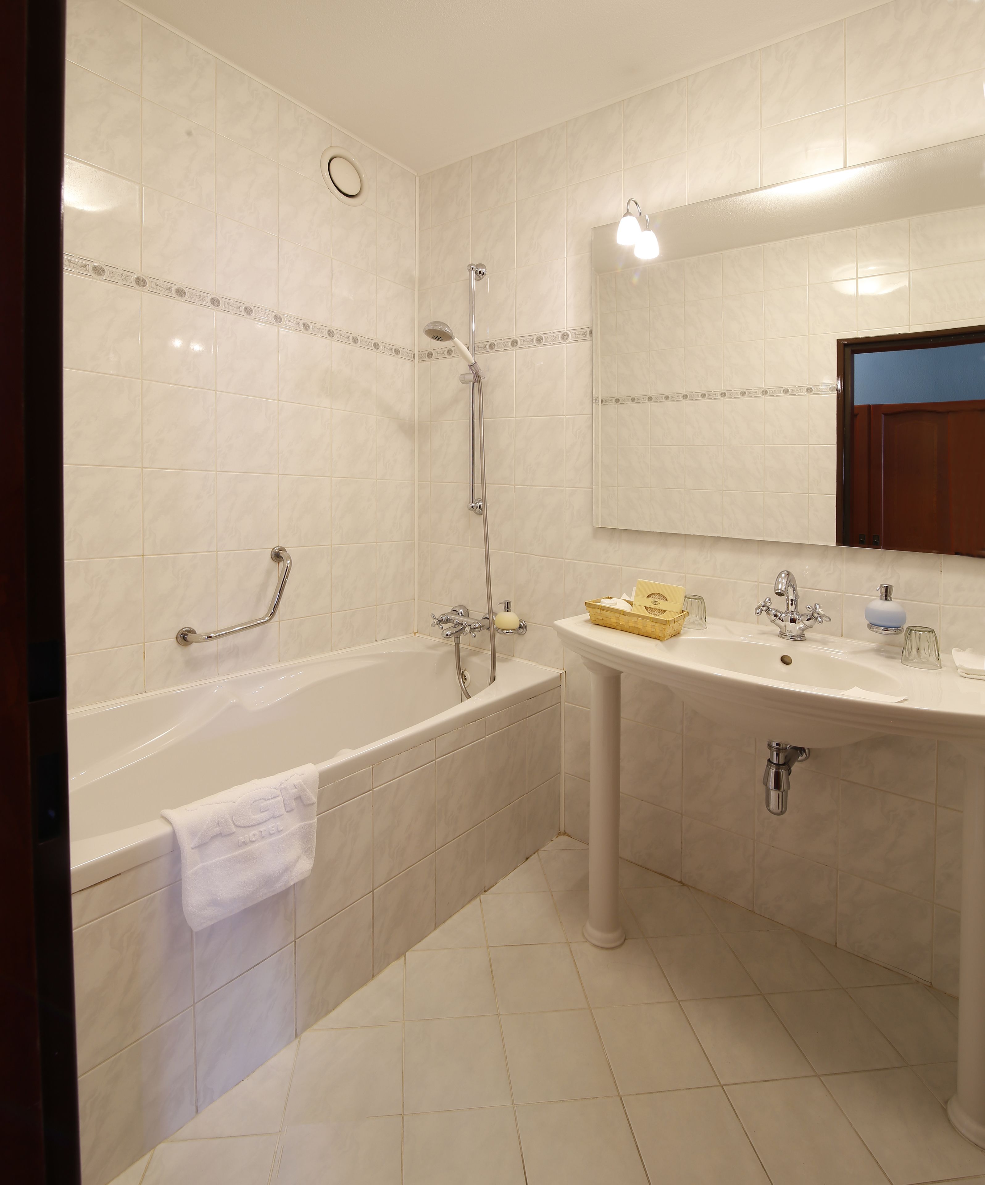 suite | bathroom | free toiletries, hair dryer, towels