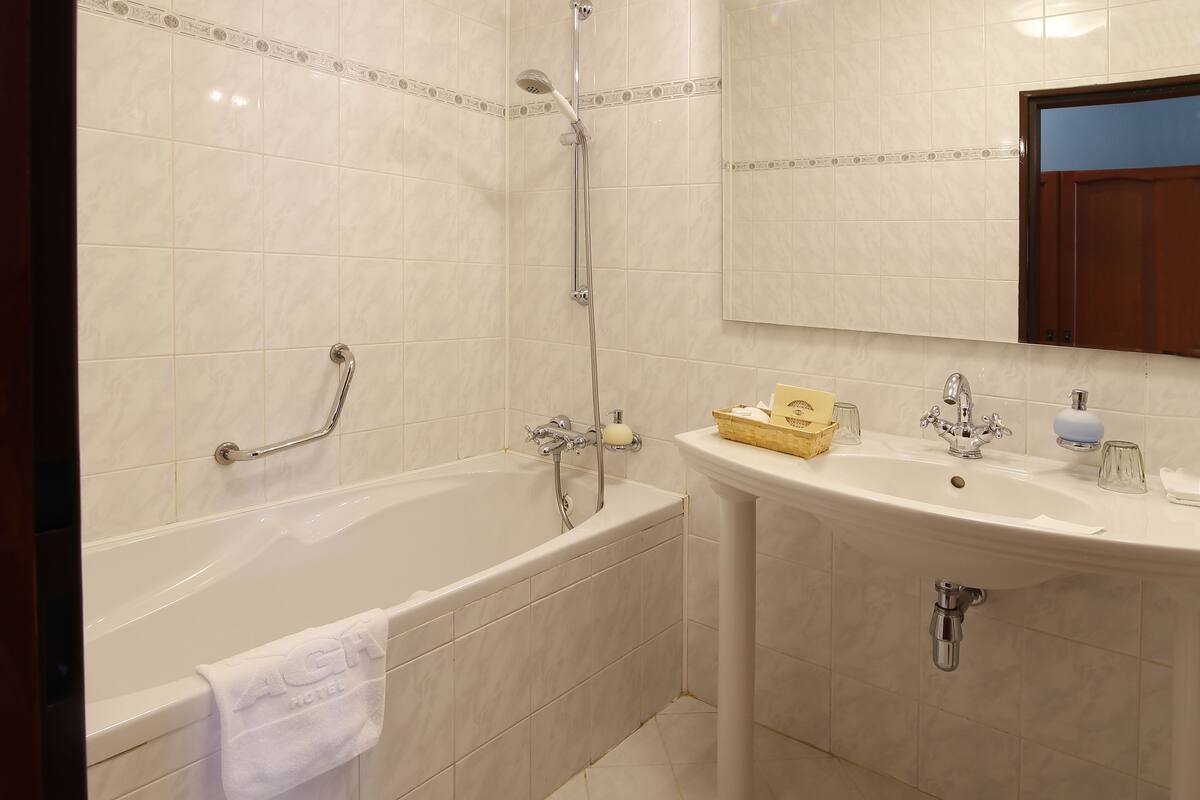 suite | bathroom | free toiletries, hair dryer, towels