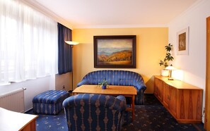 Suite | Sengetøy av topp kvalitet, minibar, safe på rommet og skrivebord