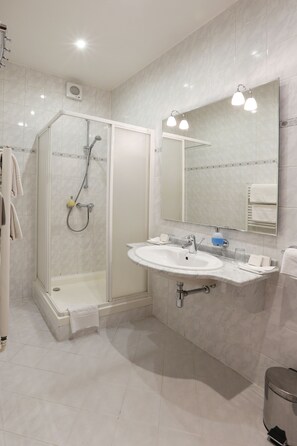 Comfort Double Room | Bathroom | Free toiletries, hair dryer, towels - Agh Hotel (Roznov Pod Radhostem)