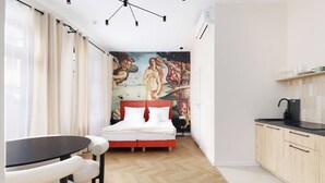 A bedroom with a bed, a dining table, and a kitchen area. - Hetman Main Square Apartments (Kraków)