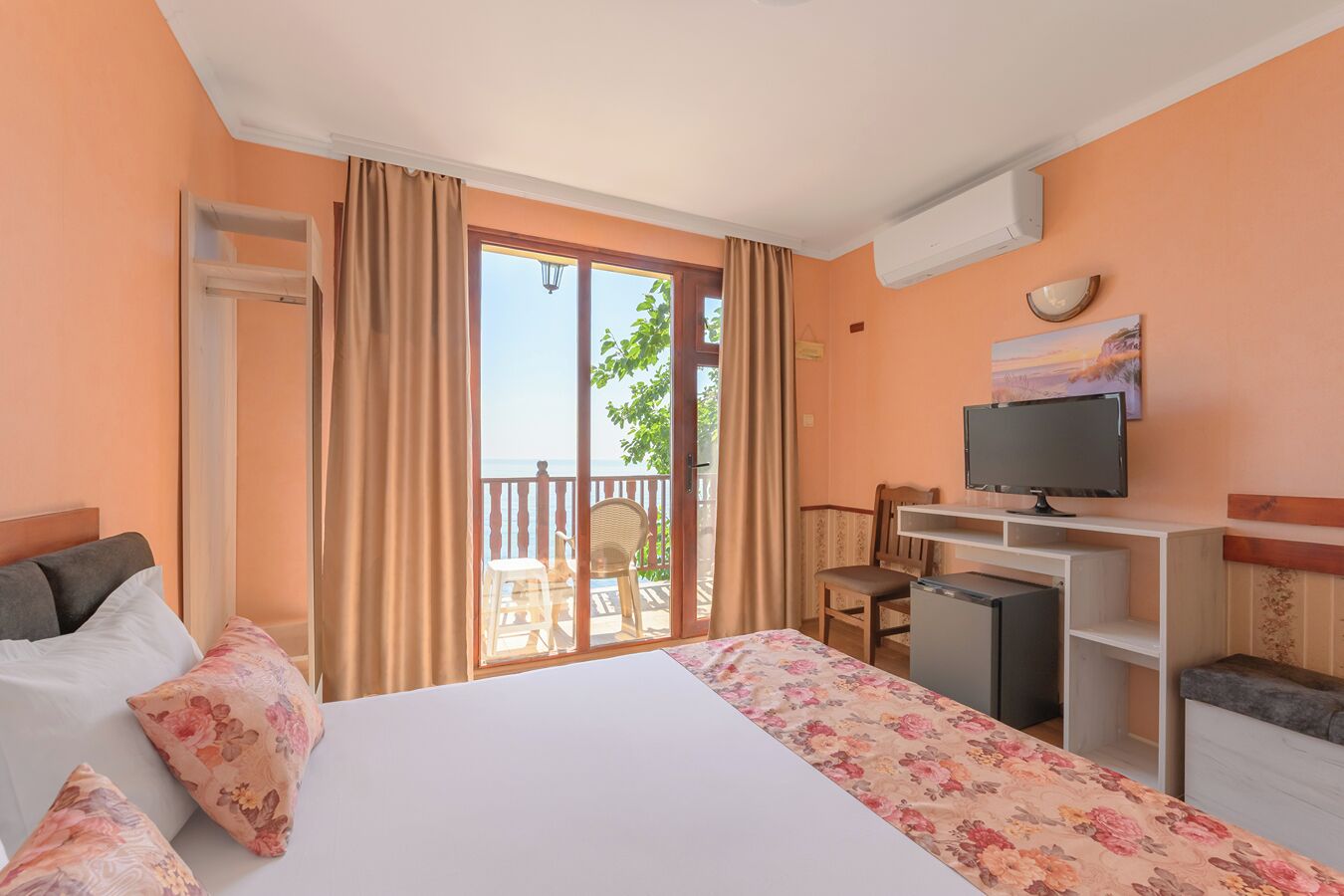 standard double room, balcony | select comfort beds, in-room safe, desk, soundproofing