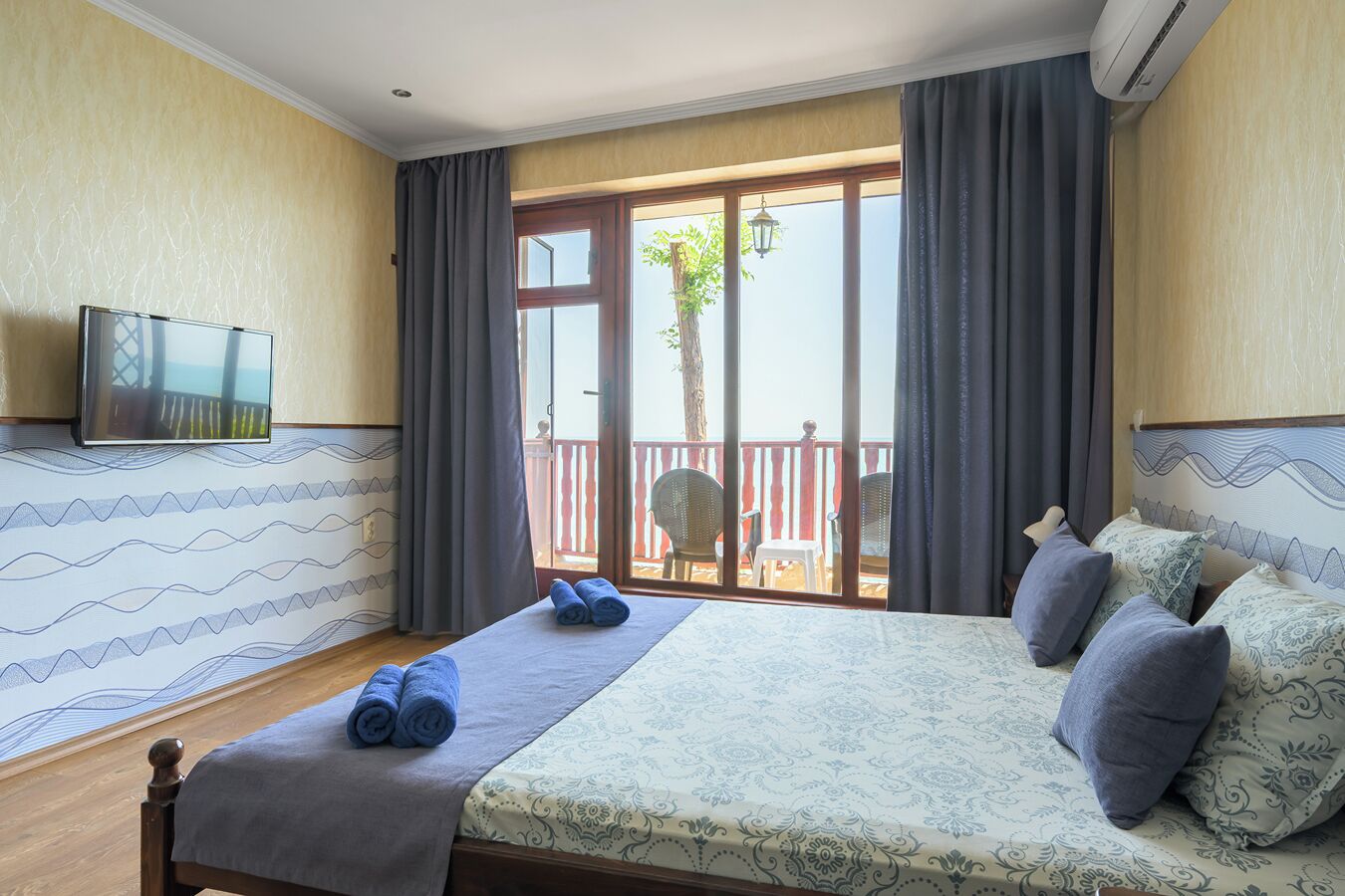 quadruple room, balcony | select comfort beds, in-room safe, desk, soundproofing