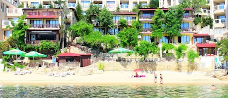 Vista frontal de la propiedad