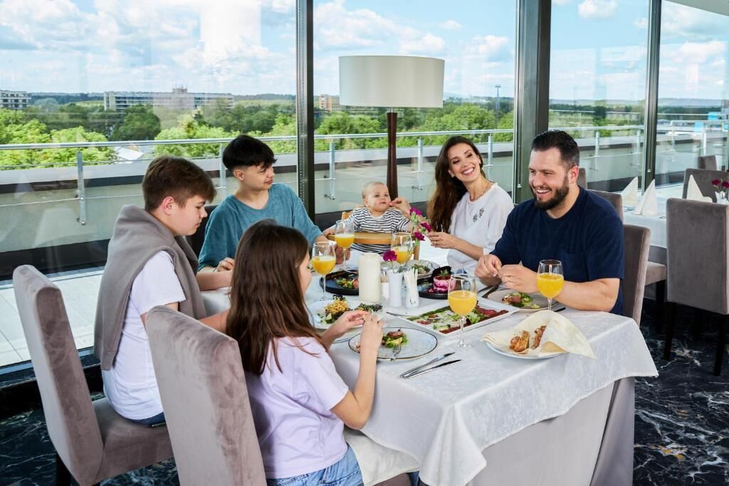 3 من المطاعم، حيث تُقدم وجبات الإفطار، الغداء، الأطباق الأوروبية الحديثة