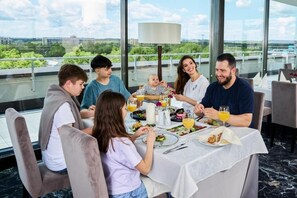 3 间餐厅，供应早餐、午餐和晚餐，时尚欧洲菜