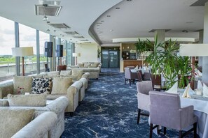 3 间餐厅，供应早餐、午餐和晚餐，时尚欧洲菜