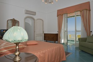 Suite, uitzicht op zee, bijgebouw | Verduisterende gordijnen, beddengoed