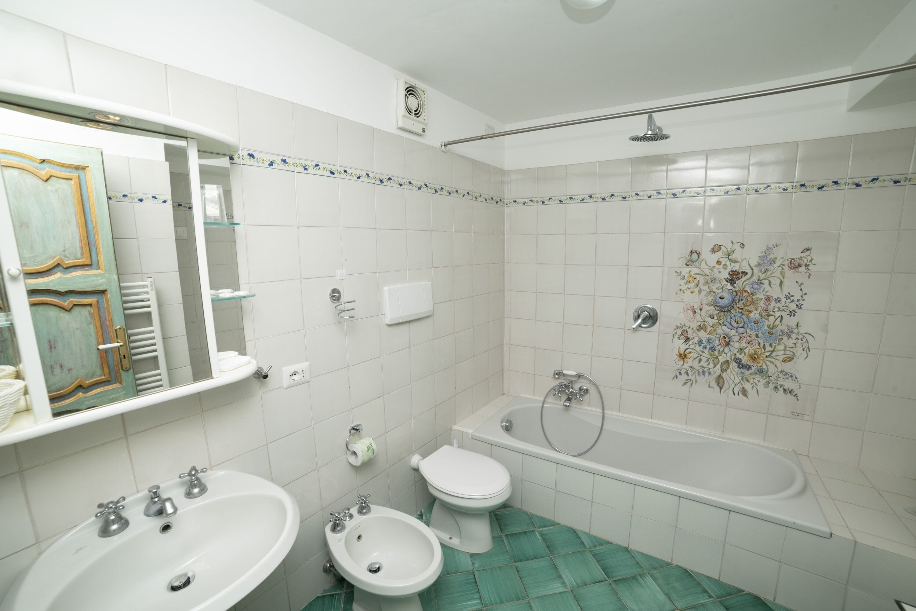 Un baño con lavamanos, bidé, inodoro y bañera.