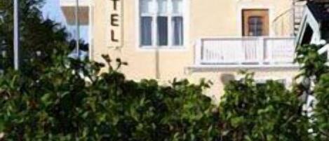 En toetages bygning med et skilt, der viser ordet HOTEL.