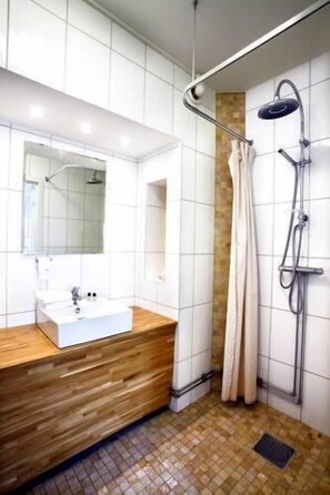Double Room | Bathroom | Towels - Adels Lågprishotell (Oskarshamn)