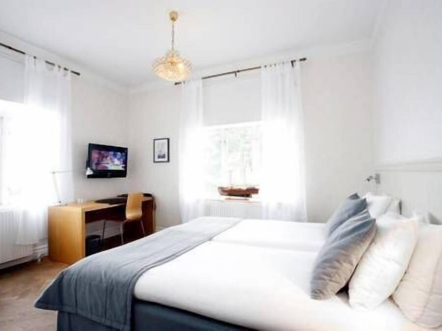Double Room | Desk, free WiFi, bed sheets