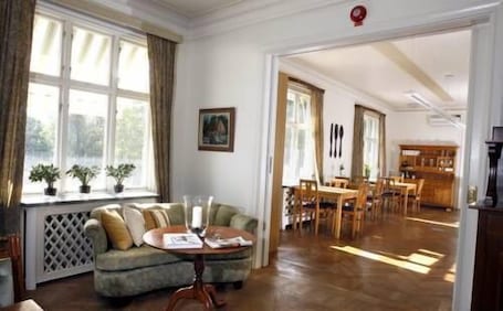 含早餐. 阿德尔斯酒店与娱乐中心