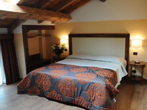 Zimmersafe, Schreibtisch, Bügeleisen/Bügelbrett, Babybetten