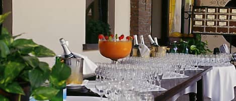 Serveert ontbijt, lunch, diner, Italiaanse gerechten