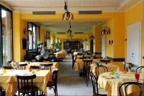 供應早餐、午餐和晚餐，義大利料理