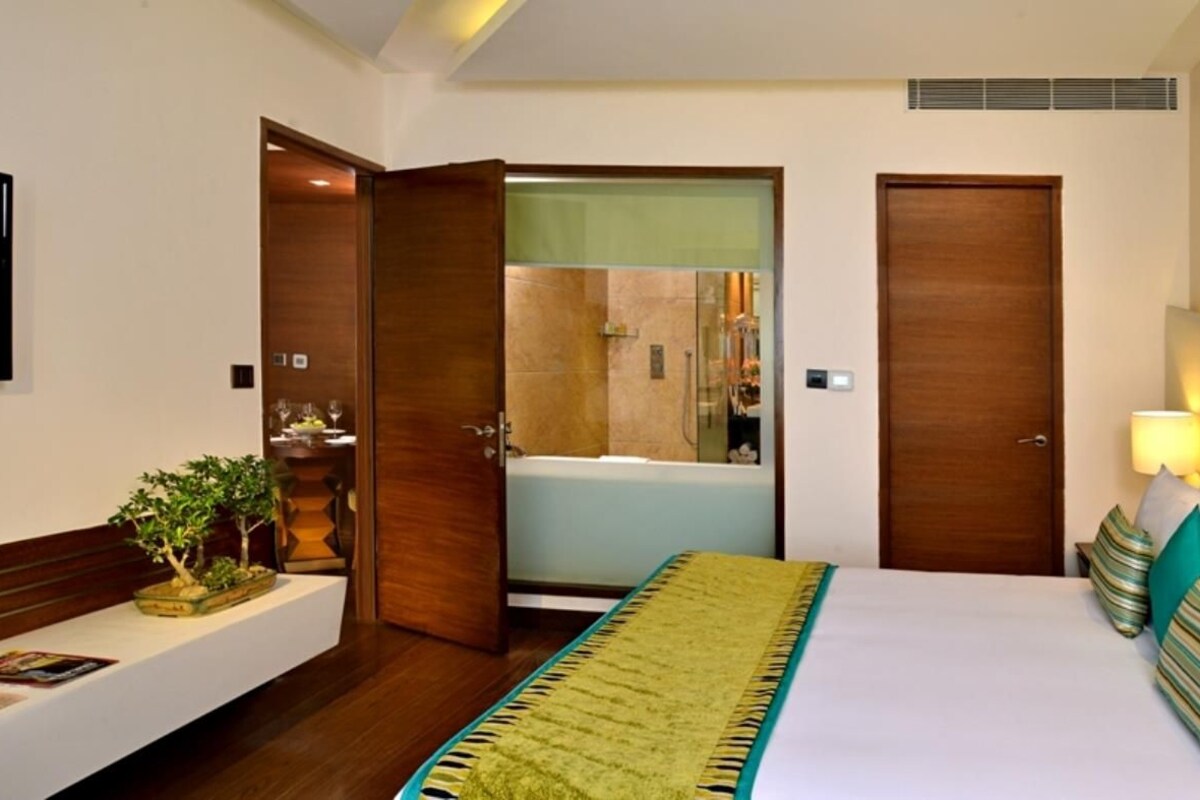 Suite, 1 cama de matrimonio grande, balcón | Ropa de cama de alta calidad, edredones de plumas, minibar y caja fuerte