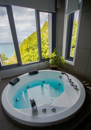 The Premier with Seaview | Jetted bathtub