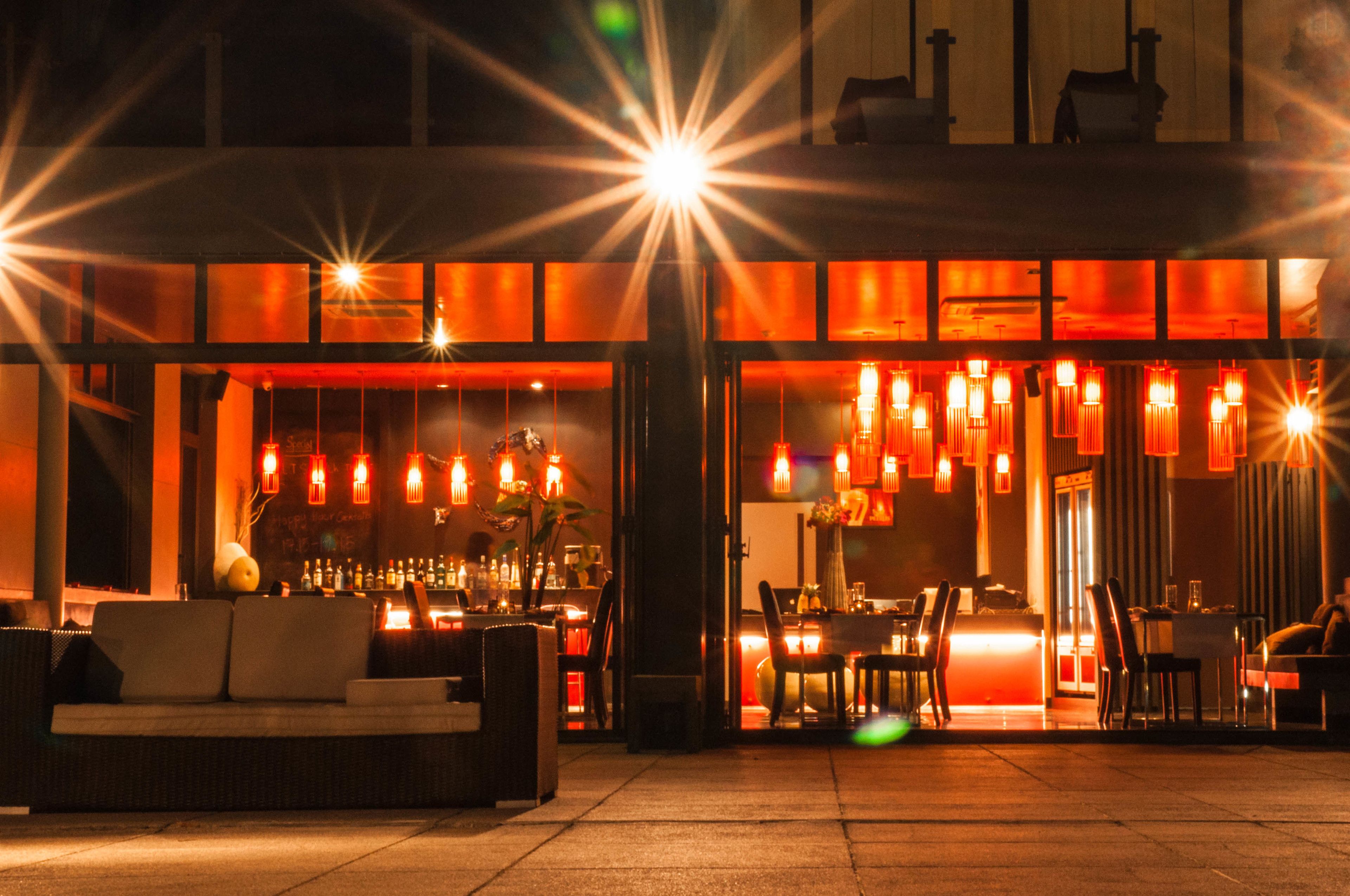 Se sirven desayunos, almuerzos y cenas; con vista a la piscina