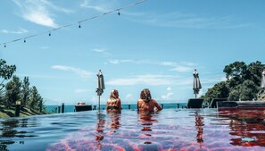 Piscine extérieure, parasols, chaises longues