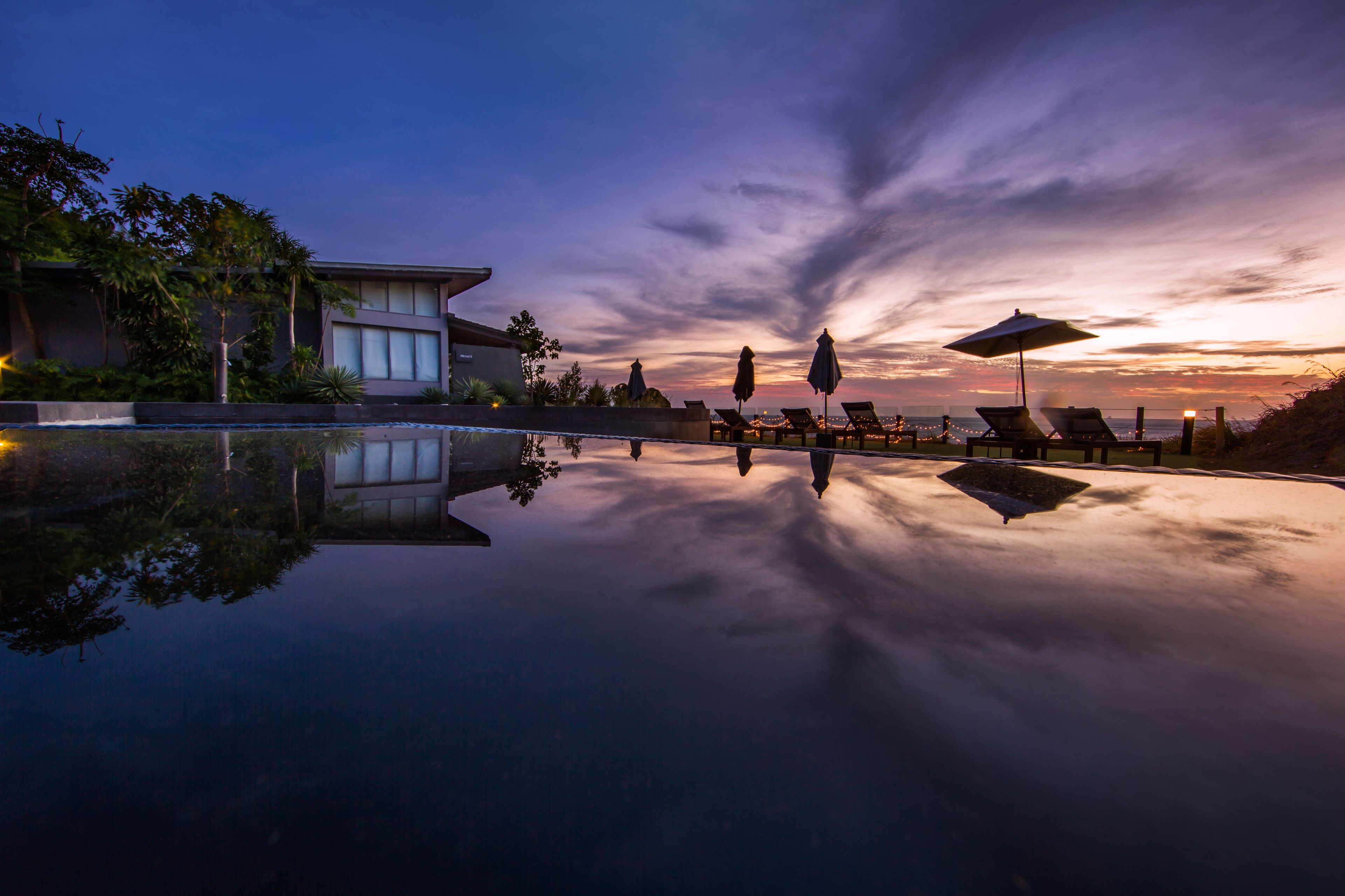 Piscine extérieure, parasols de plage, chaises longues