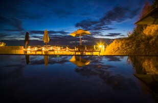 Una piscina al aire libre, sombrillas, tumbonas